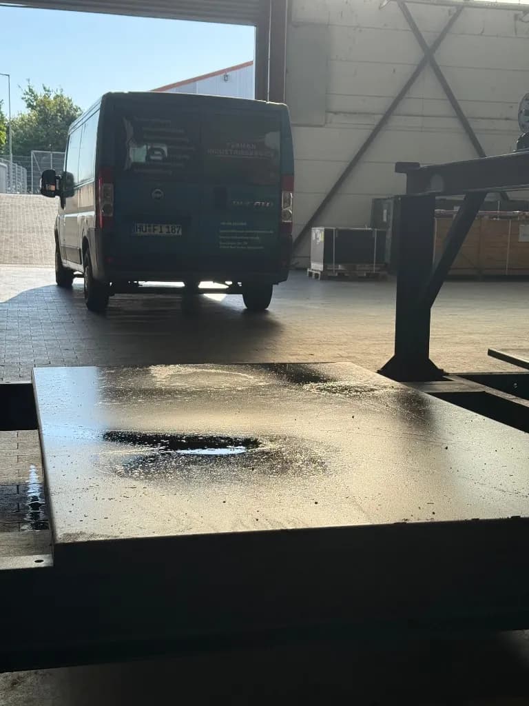Ferman Industrieservice Einsatzfahrzeug in der Halle