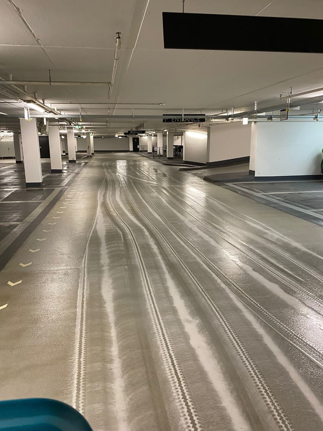 Schaumspuren der Maschinenreinigung auf dem Hallenboden