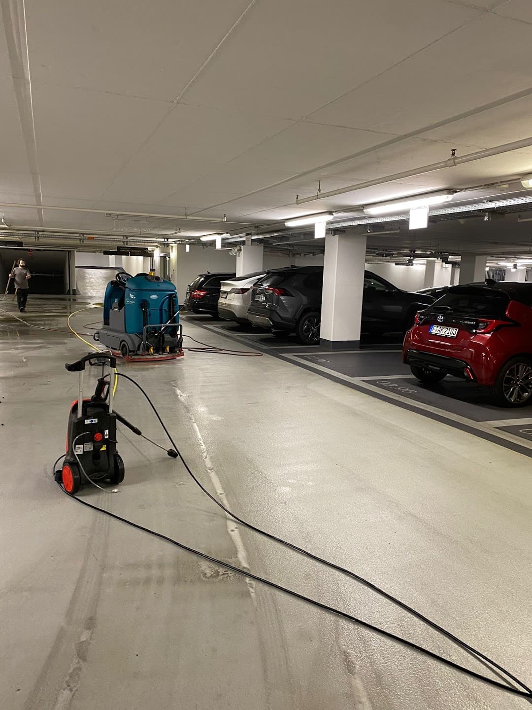 Scheuersaugmaschine und Hochdruck in einer Tiefgarage