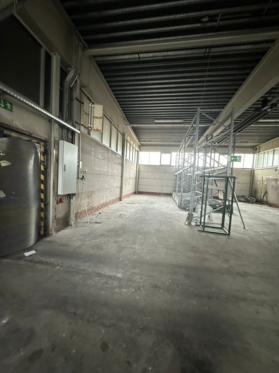 Halle mit Gerüst und industrieller Toranlage