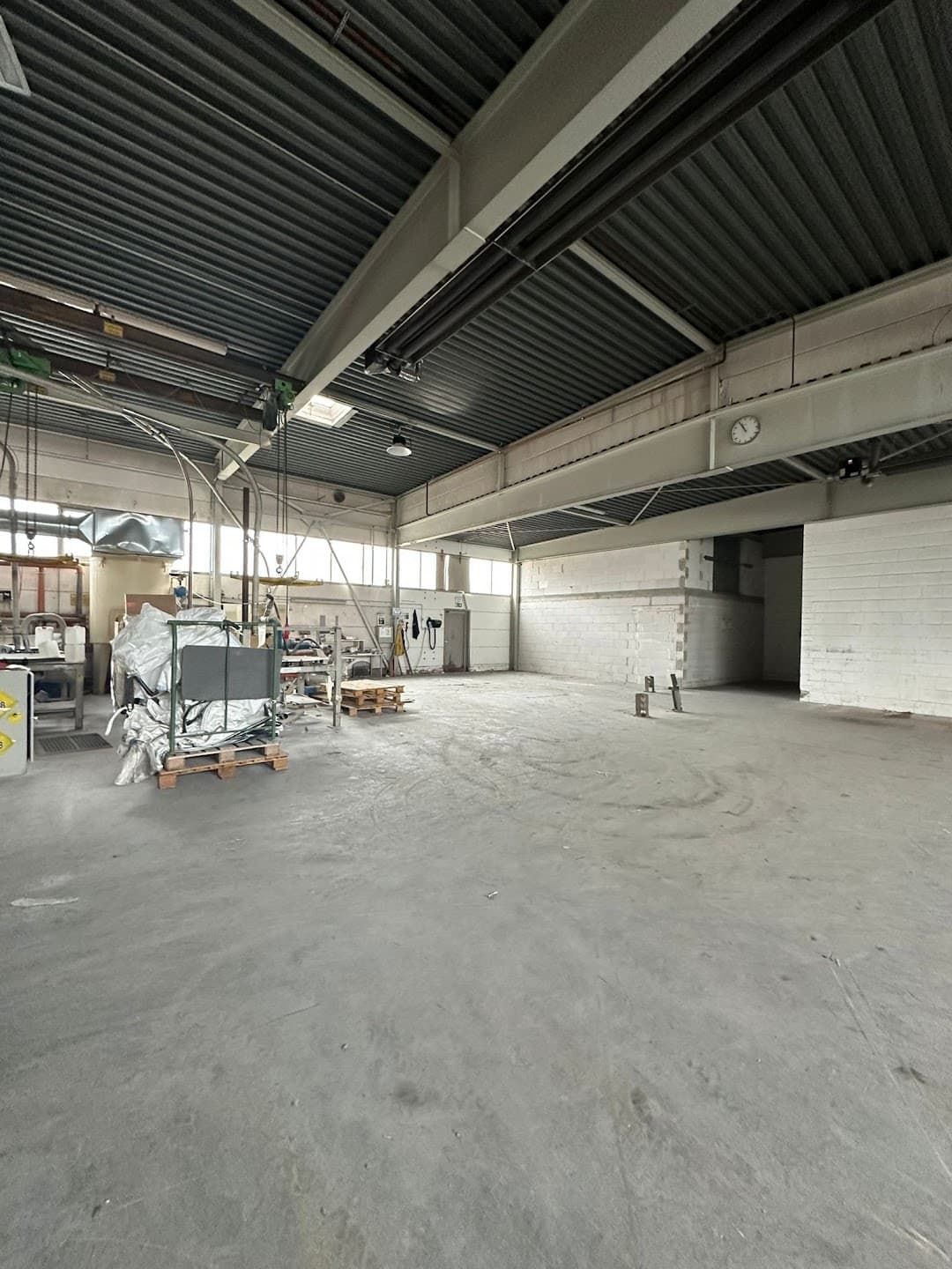Große Produktionshalle nach dem Räumen und Reinigen