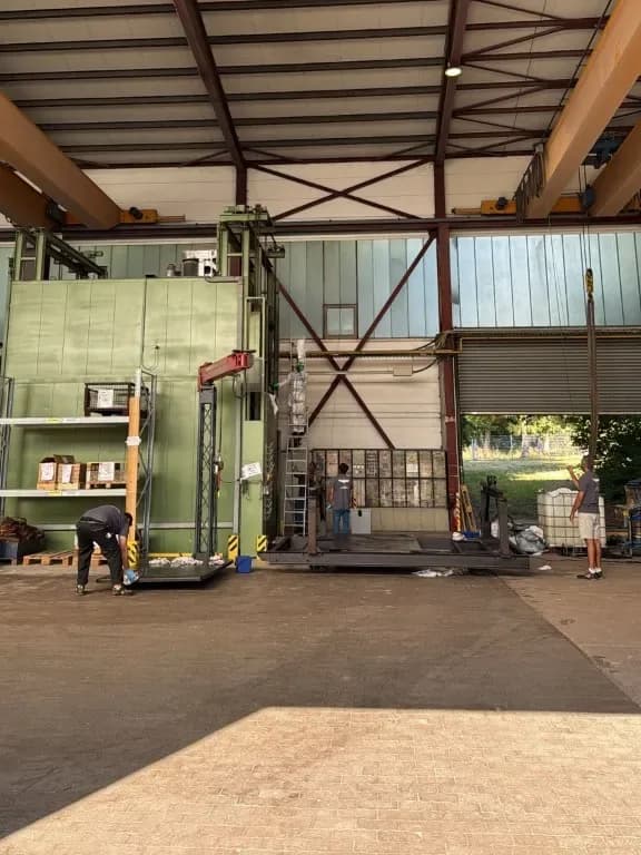 Industriereinigung in einer Produktionshalle